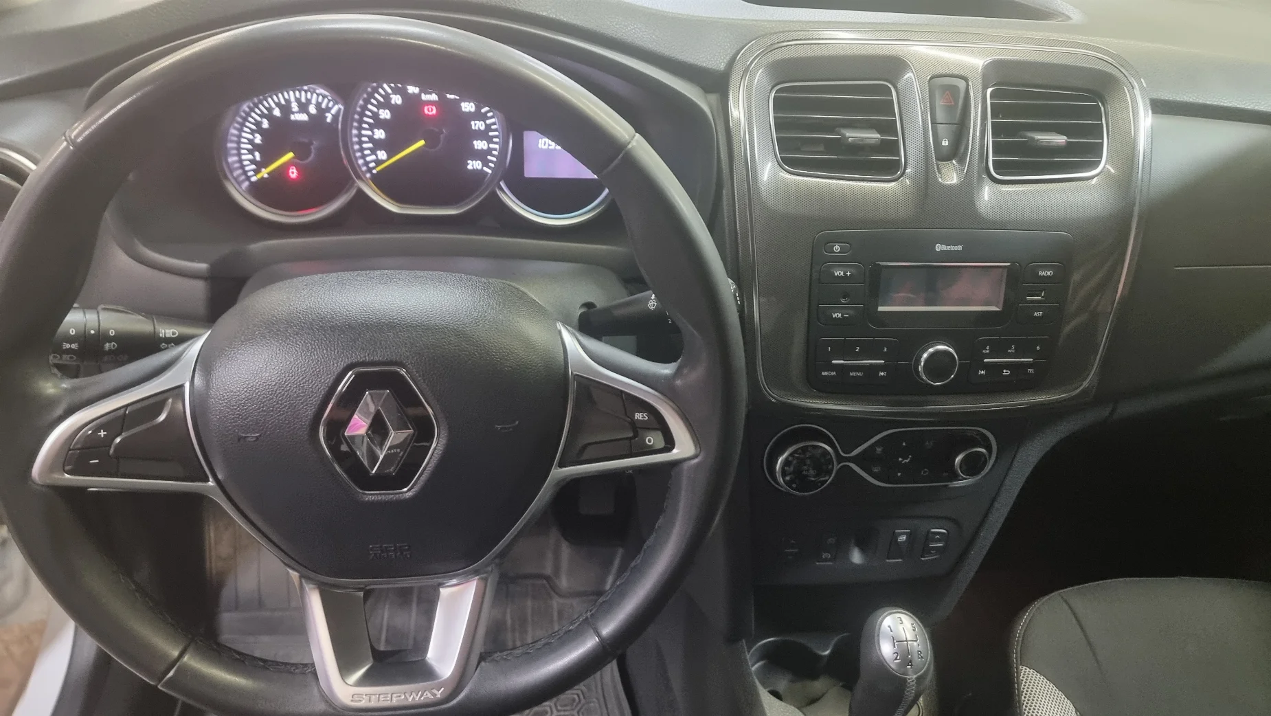 Renault Sandero photo